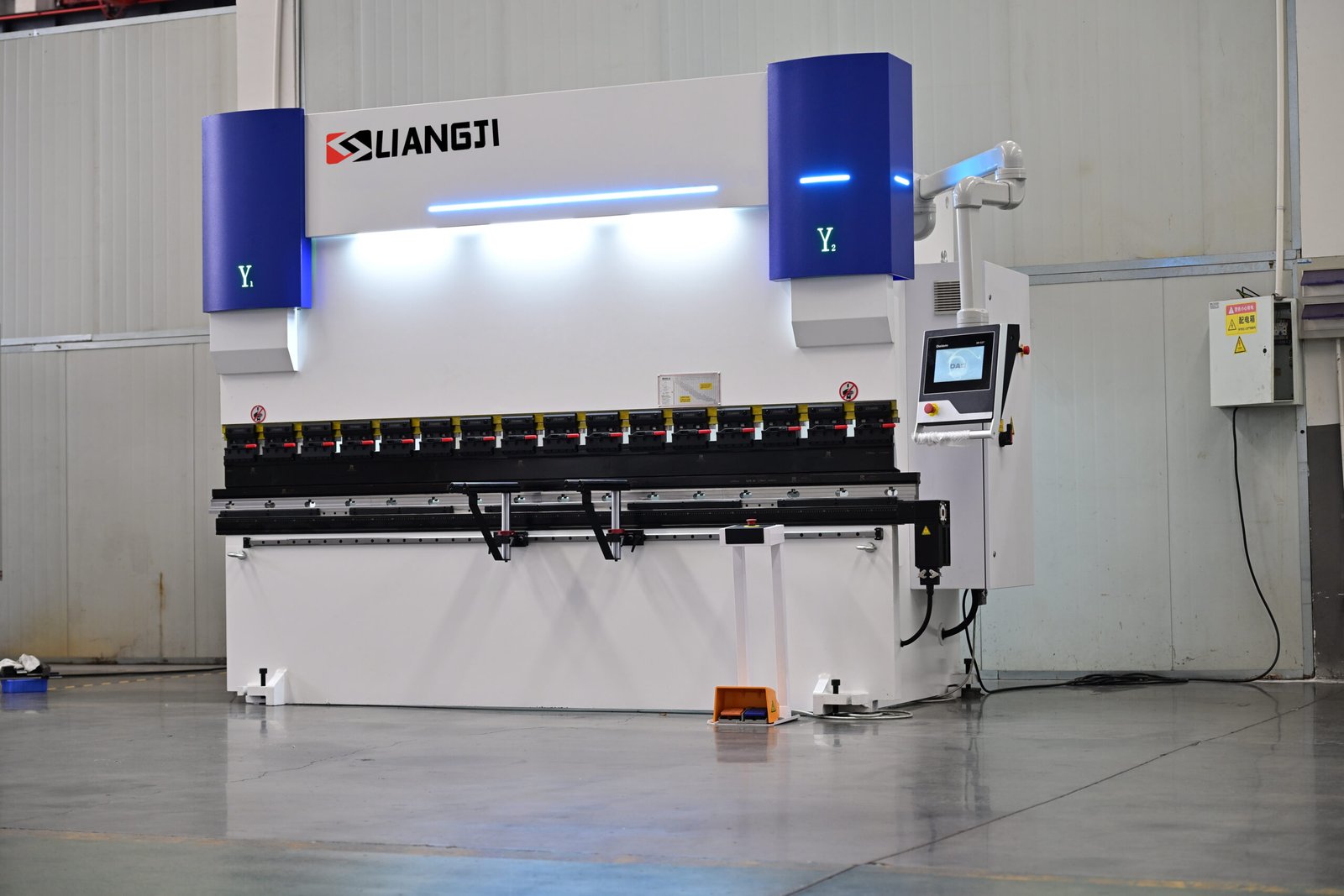 LIANGJI 110T3200mm Electro-Hydraulic CNC Press Brake